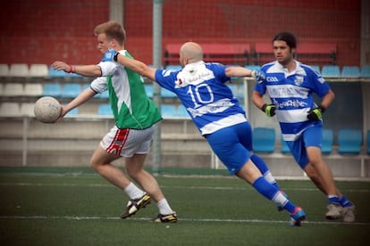Los Fillos jugaron un partido contra el equipo de la fragata irlandesa 'L.E. Aoife', a su paso por A Coruña, el pasado sábado.