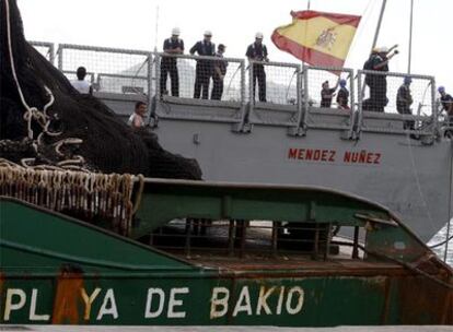 El atunero <i>Playa de Bakio</i>, a su llegada al puerto de Victoria, capital de la República de Seychelles, escoltado por la fragata <i>Méndez Núñez</i>.