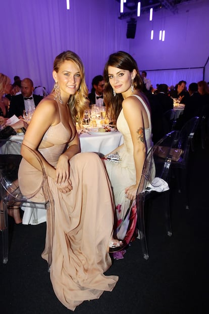 Bar Refaeli posa junto a la modelo Isabeli Fontana durante la presentación de amfAR MILANO 2011