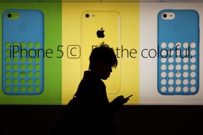 Un cliente de Apple el pasado día de Navidad en su tienda de Hong Kong.