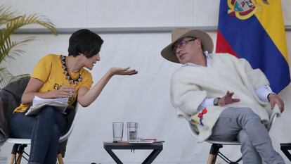La ministra de Ambiente, Susana Muhamad y el presidente de Colombia, Gustavo Petro, durante un encuentro con campesinos en Santander, el 3 de febrero de 2023.