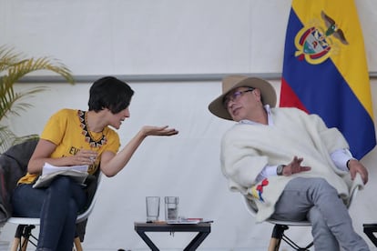 La ministra de Ambiente, Susana Muhamad y el presidente de Colombia, Gustavo Petro, durante un encuentro con campesinos en Santander, el 3 de febrero de 2023.
