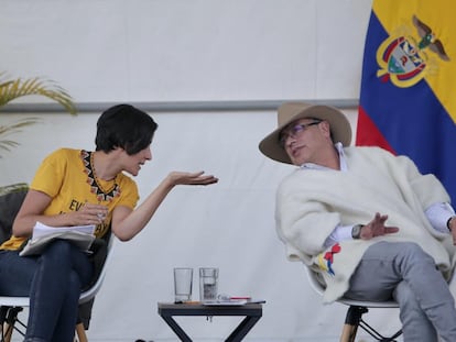 La ministra de Ambiente, Susana Muhamad y el presidente de Colombia, Gustavo Petro, durante un encuentro con campesinos en Santander, el 3 de febrero de 2023.