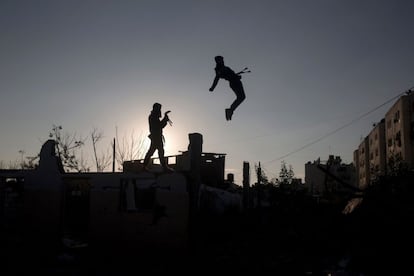 Jóvenes palestinos de un grupo de artes marciales practicaan sobre una casa en ruinas en Gaza.