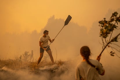 Vecinos luchando contra el fuego en Carballeda de Avia (Ourense).