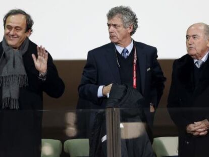 Platini, Villar y Blatter durante el Mundial de clubes de 2014.