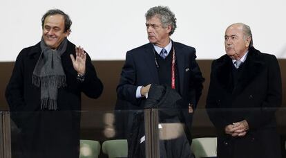 Platini, Villar y Blatter durante el Mundial de clubes de 2014.