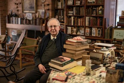 El historiador Malcolm Deas en su casa en Bogotá, el 1 de junio.