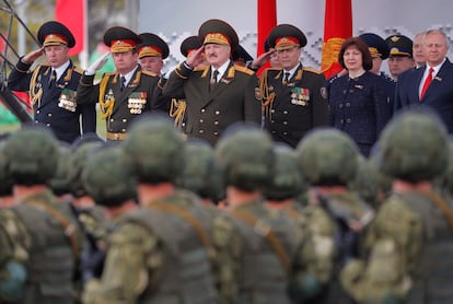 Lukashenko preside el desfile del día de la Victoria en Minsk el pasado 9 de mayo. 