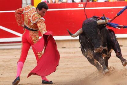 Joselillo torea de muleta a su primer toro, al que cortó una oreja.