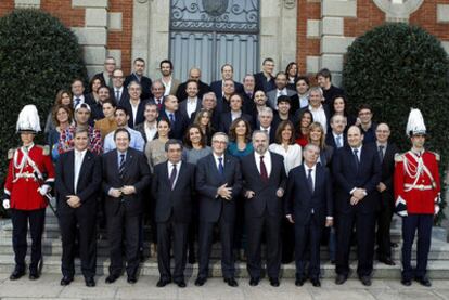 El alcalde de Barcelona, Xavier Trías (en la primera fila, cuarto por la izquierda), entre Augusto Delkáder, presidente de PRISA Radio e Ignacio Polanco, presidente del Grupo PRISA, a su lado, Javier Godó, presidente de <i>La Vanguardia.</i>