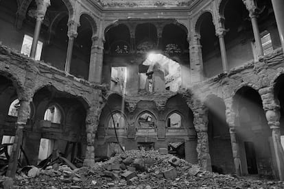 Julio de 1993. Un haz de luz atraviesa la biblioteca de Sarajevo destruida durante la guerra por los sitiadores serbios.