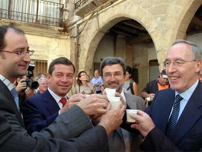 Manuel Pizarro brindaba ayer con el alcalde de Andorra (Teruel), Luis Ángel Romero, y directivos de la empresa.