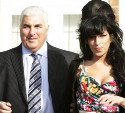 Mitch y Amy Winehouse, en una foto de archivo de 2009.