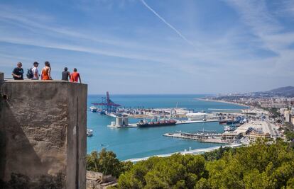 La ciudad andaluza está experimentando un sorprendente cambio de imagen como destino cultural y artístico gracias a la apertura de dos grandes instituciones artísticas 'pop-up': el nuevo Centro Pompidou y el Museo estatal Ruso.