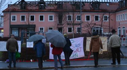 Vecinos de Bautzen (en el Estado alem&aacute;n de Sajonia) frente al hotel que deb&iacute;a acoger a 300 refugiados y fue incendiado en la noche del 20 de marzo.
 