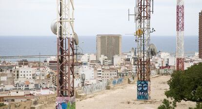 Centro emisor de radio situado en el castillo de San Fernando de Alicante.