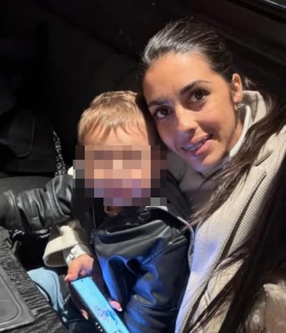Alejandra Villegas abraza a su hijo, en una imagen facilitada por la familia.