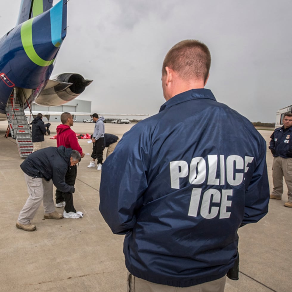 El sistema de inmovilización corporal durante los vuelos de deportación