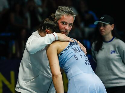 Fernando Rivas, entrenador de Carolina Marín, la abraza tras haberse clasificado para la final del Europeo de bádminton.