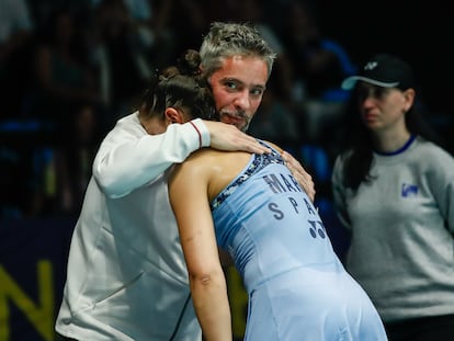 Fernando Rivas, entrenador de Carolina Marín, la abraza tras haberse clasificado para la final del Europeo de bádminton.