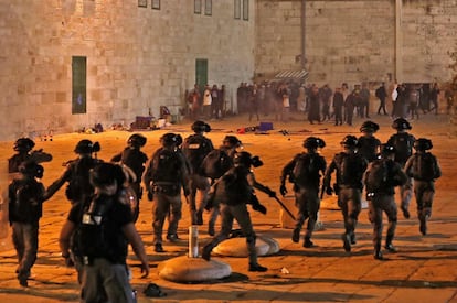 Policías israelíes dispersan a ciudadanos palestinos en la noche del viernes en la explanada de las mezquitas de Jerusalén. La protesta se intensificó en medio de las movilizaciones contra el desalojo de las casas de familias palestinas por colonos judíos.