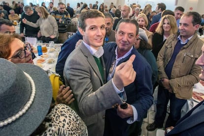 El presidente del Partido Popular, Pablo Casado, durante un almuerzo con militantes en San Fernando (Cádiz).