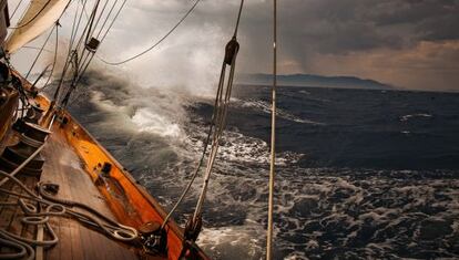 El ‘Eilean’ navega contra el viento, con la isla de Sicilia al fondo, durante las primeras horas de la travesía.