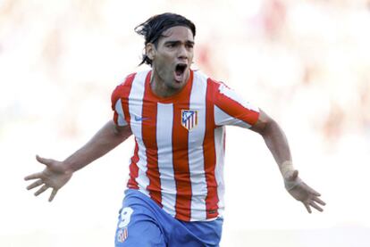 Falcao celebra uno de sus tres goles al Racing.