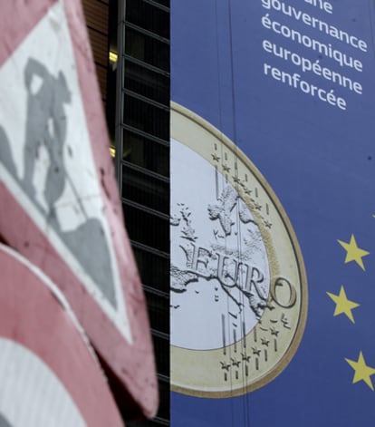 Cartel de la Cumbre europea con la imagen de la moneda.