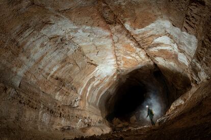 Gina Moseley en el interior de una cueva en Austria. 