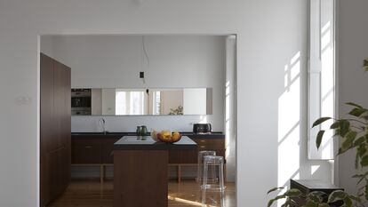 La cocina es una prolongación de la sala principal. Los electrodomésticos se esconden en un recoveco de la estructura, la campana está oculta en la placa (ambas de la marca Gaggenau) y los muebles, diseñados por los arquitectos de Estudio Branco-Del Río, son piezas exentas con aspecto de aparadores. La lámpara del techo es de Climar. La madera original del suelo se ha rehabilitado. 
