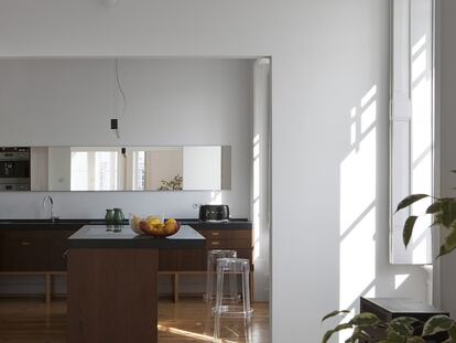 La cocina es una prolongación de la sala principal. Los electrodomésticos se esconden en un recoveco de la estructura, la campana está oculta en la placa (ambas de la marca Gaggenau) y los muebles, diseñados por los arquitectos de Estudio Branco-Del Río, son piezas exentas con aspecto de aparadores. La lámpara del techo es de Climar. La madera original del suelo se ha rehabilitado.