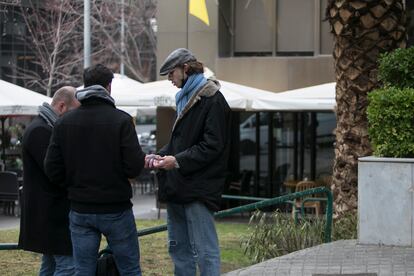 Tres de los hombres que se han presentado este miércoles en el consulado de Ucrania en Barcelona para ir a la guerra.