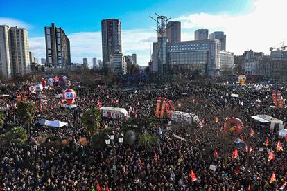 Los manifestantes se reúnen en la plaza Place d'Italie (París), durante el segundo día de huelgas y protestas en todo el país por la reforma de pensiones propuesta por el gobierno. Francia se prepara para importantes bloqueos de transporte, con huelgas masivas y manifestaciones previstas por segunda vez en un mes, en objeción a la propuesta de aumentar la edad de jubilación de 62 a 64 años. 