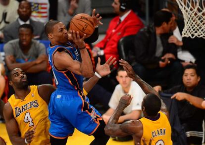 Russell Westbrook, de los Oklahoma City Thunder, lanza a canasta en el partido ante los Lakers