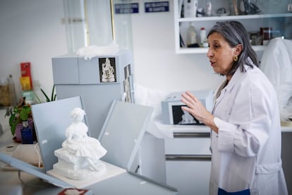 La restauradora Margarita Tapia junto a una fotoescultura en el Taller de restauración de porcelana y vidrio de Patrimonio Nacional, en el Palacio Real de Madrid, el 29 de mayo.