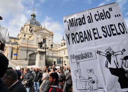 Manifestación de vecinos contra el plan del arzobispado de construir un <i>mini-Vaticano</i> en Las Vistillas.