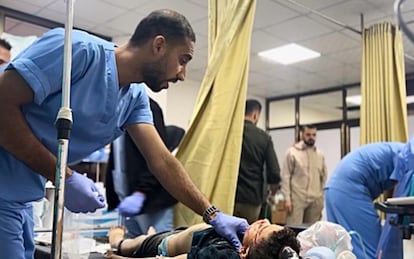 Cuerpo sin vida de Mohanad, de 2 años, que llegó todavía vivo junto a su hermana Shahed tras un bombardeo israelí sobre su casa. Su hermana murió poco después. El ataque aniquiló a toda la familia, padres y hermanos. (Jabalia, 28 de abril de 2025).
