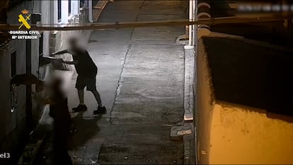 Los dos implicados lanzan objetos dentro de la vivienda de las víctimas, en Torres de la Alameda.