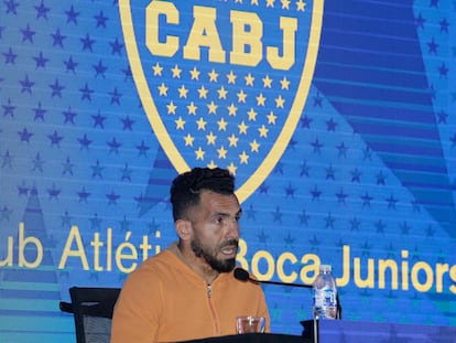 Carlos Tevez anuncia que deja Boca Juniors durante una rueda de prensa celebrada en La Bombonera, el 4 de junio.