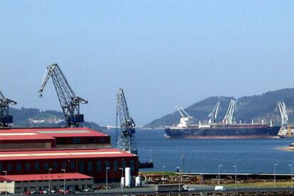 Imagen de la ría de Ferrol. En primer plano, instalaciones de los astilleros Navantia-Fene; al fondo, las de Navantia-Ferrol.