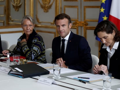 El presidente de Francia, Emmanuel Macron, en el centro, rodeado de la primera ministra, Elisabeth Borne, y de la ministra de Deportes, Amélie Oudéa-Castéra, este jueves en el palacio del Elíseo.