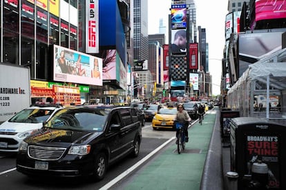 Coches parados en un atasco en la ciudad de Nueva York.