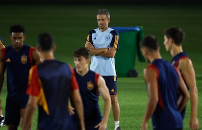 Luis Enrique, durante el entrenamiento de la selección, el miércoles en Doha.