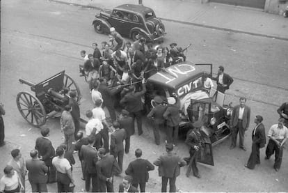 El fotógrafo Agustí Centelles tomó esta imagen de una camioneta de la CNT ocupada por hombres y mujeres que llevan cuadros con simbología republicana. La foto es en la barcelonesa Vía Laietana, el 19 de julio.