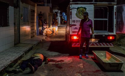 Un perito llega a la escena de un asesinato el 10 de marzo en Natal.