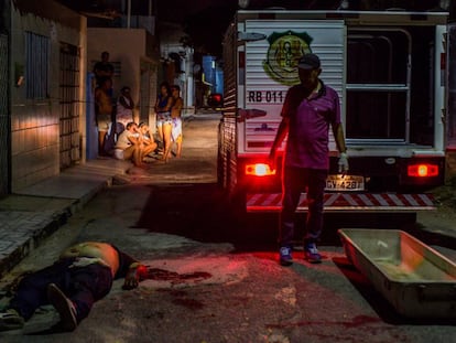 Un perito llega a la escena de un asesinato el 10 de marzo en Natal. 