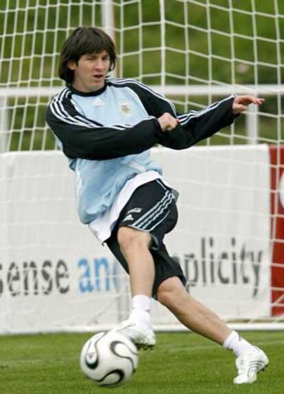 El futbolista argentino Lionel Messi participa en la sesión de entrenamiento del equipo en Herzogenaurach.