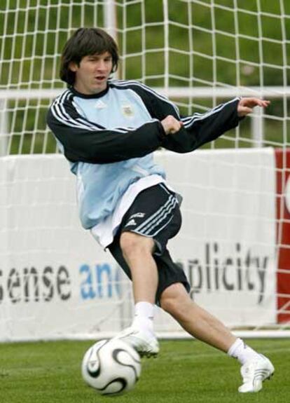 El futbolista argentino Lionel Messi participa en la sesión de entrenamiento del equipo en Herzogenaurach.